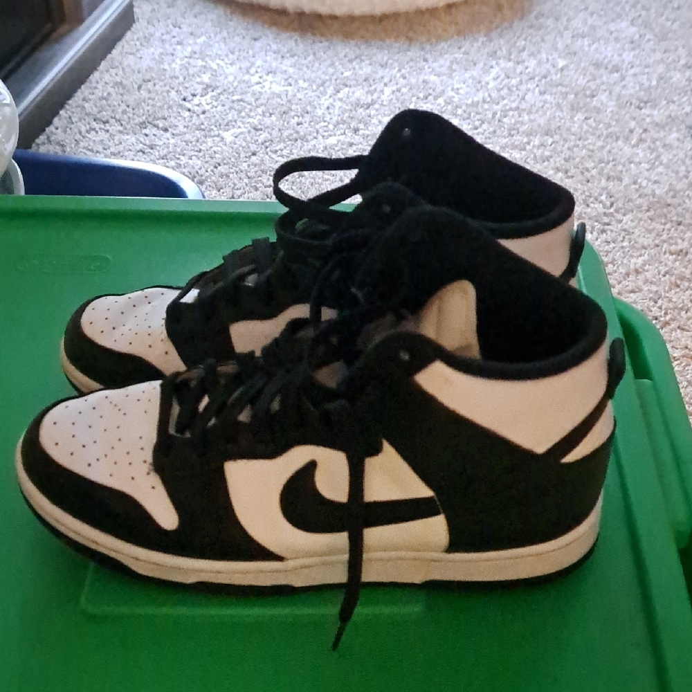 Nike Black and White Athletic Shoes
